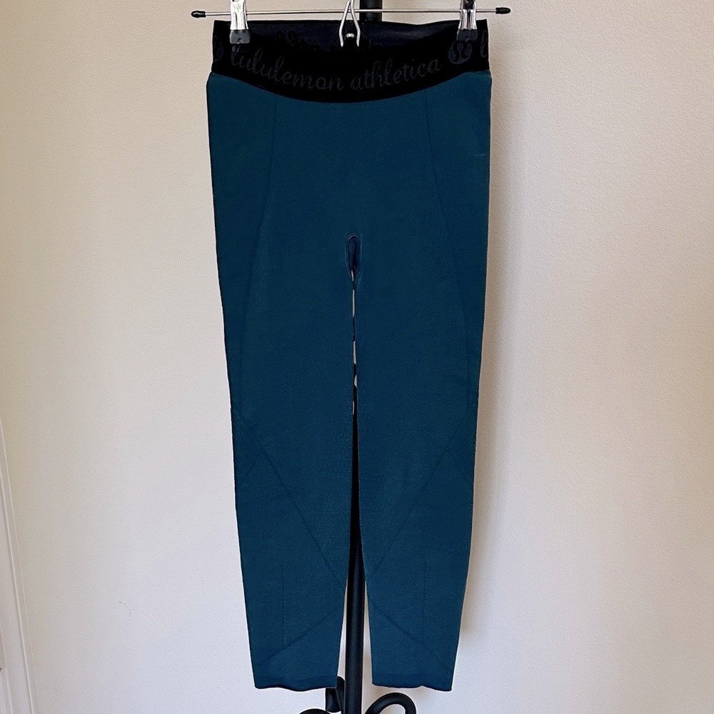 Lululemon Athletica Teal Cropped Leggings with Black Waistband